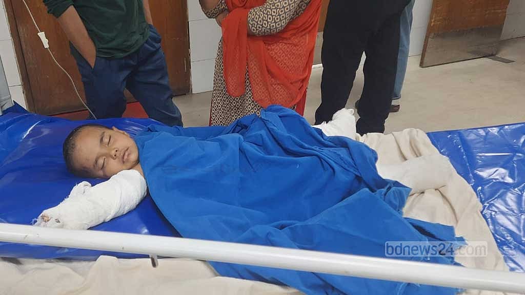 ভেজা চট পেঁচিয়ে রাখা সিলিন্ডার দেখে কৌতূহলীদের ভিড়, তখনই আগুন