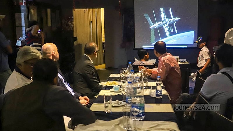 ঢাকার পান্থপথ এলাকার একটি রেস্তোরাঁয় শনিবার ইউরি গ্যাগারিনের জীবন ও কর্মের উপর প্রামণ্যচিত্র দেখছেন অতিথিরা।