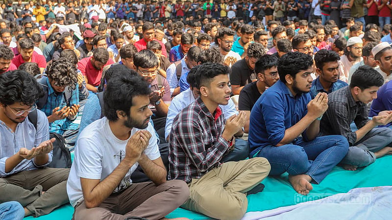 রাজধানীর বেইলি রোডে আগুনে প্রাণ হারানো বুয়েটের দুই শিক্ষার্থী লামিশা ইসলাম ও নাহিয়ান আমিন স্মরণে শনিবার বুয়েট ক্যাফেটেরিয়ার সামনে দোয়া-মাহফিল।