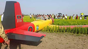 নড়াইলে ধান ক্ষেতে প্রশিক্ষণ বিমানের ‘জরুরি অবতরণ’