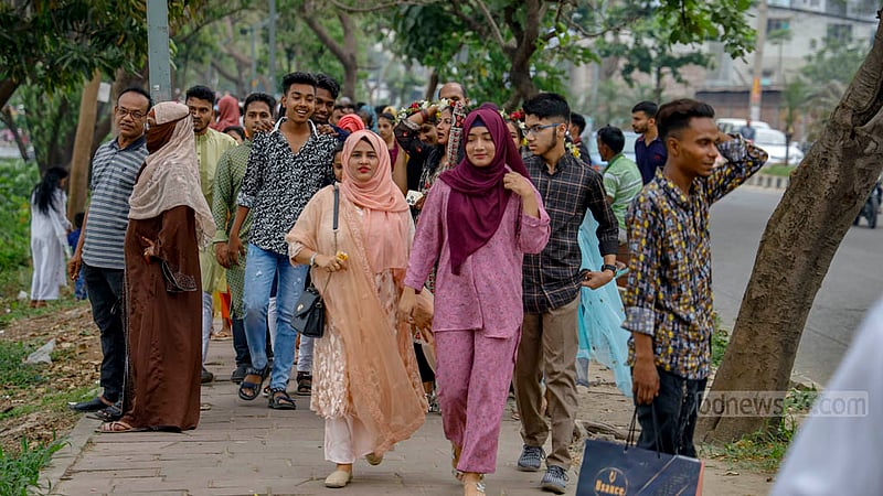 ঢাকার হাতিরঝিলে বৃহস্পতিবার ঈদের বিকালে ঘুরতে আসাদের মধ্যে বেশির ভাগ তরুণ-তরুণী।