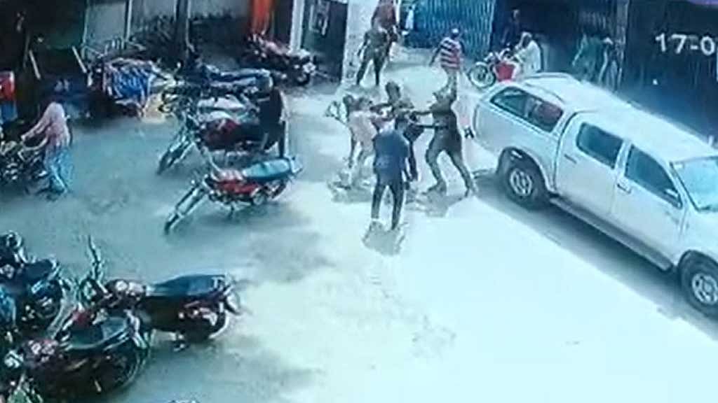 নাটোর পৌরসভা চত্বরে যুবককে কুপিয়ে হত্যা, আটক ২