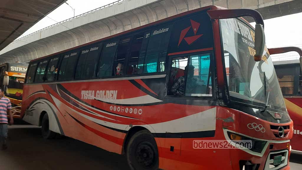 শেষ সময়ের ঈদযাত্রা: যাত্রী কম, টার্মিনালে ‘ঠাসাঠাসি’ বাস