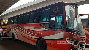শেষ সময়ের ঈদযাত্রা: যাত্রী কম, টার্মিনালে ‘ঠাসাঠাসি’ বাস