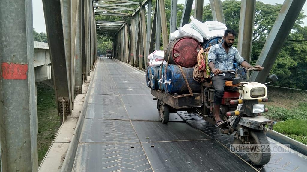 মানিকগঞ্জে দেবে যাচ্ছে বেইলি সেতুর পাটাতন, দুর্ঘটনার শঙ্কা