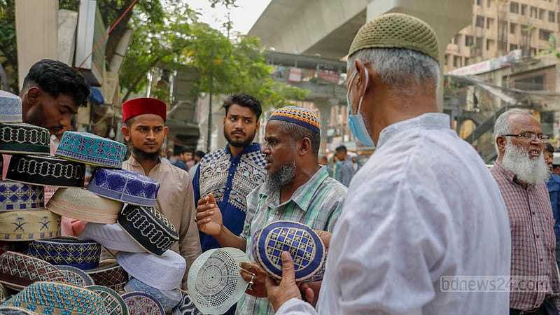 রোজার ঈদকে সামনে রেখে বায়তুল মোকাররম মসজিদের সামনের একটি দোকানে ক্রেতাদের ভিড়।