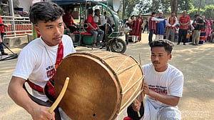 বাজল বৈসুর বাজনা