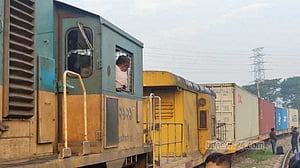 সাড়ে ৬ ঘণ্টা পর ব্রাহ্মণবাড়িয়ায় লাইনচ্যুত ট্রেন উদ্ধার, আপলাইন বন্ধ