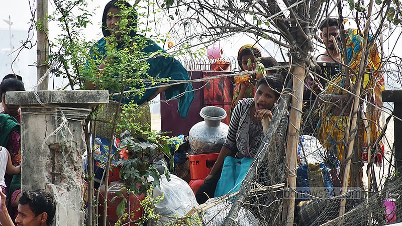 চট্টগ্রামের ফিরিঙ্গি বাজারের টেকপাড়া বস্তি ও পাশের এয়াকুব নগর বস্তিতে সোমবার আগুন লাগলে শেষ সম্বল নিয়ে বেরিয়ে আসেন অনেকেই।