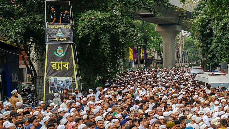 ঈদুল ফিতরের নামাজকে কেন্দ্র করে জাতীয় ঈদগাহে বৃহস্পতিবার ছিল কড়া নিরাপত্তা ব্যবস্থা।