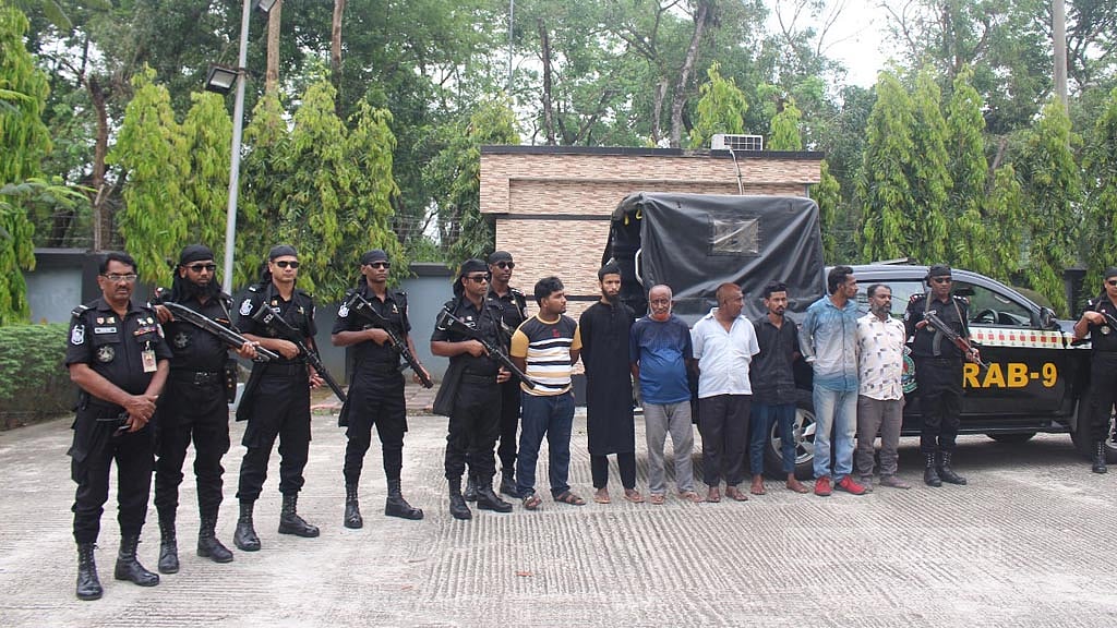 রেলের ১২৫ টিকেটসহ ‘কালোবাজারি চক্রের’ ৭ সদস্য আটক