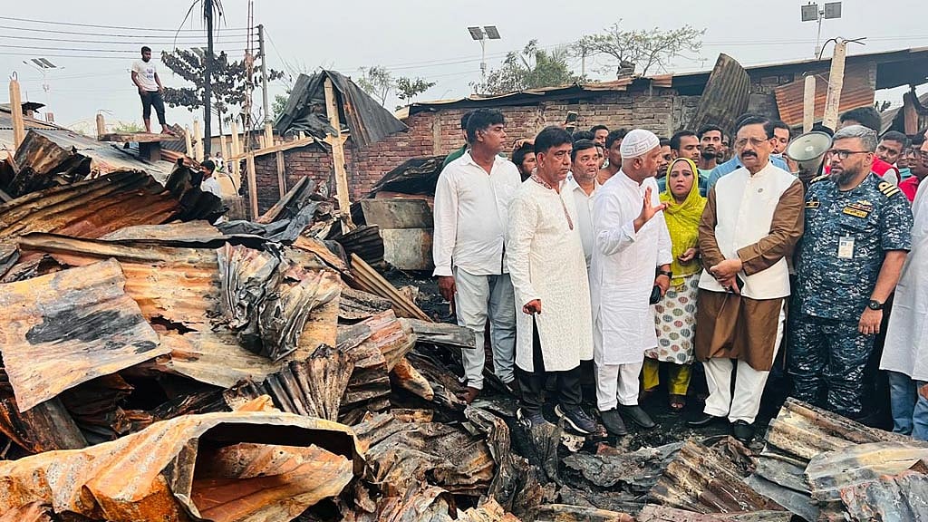 পোড়া বস্তি ঘুরে সহায়তার ঘোষণা মেয়র রেজাউলের
