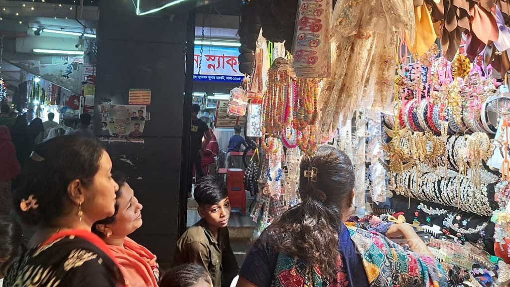 চাঁদ রাতে জমেনি ঢাকার ঈদ বাজার