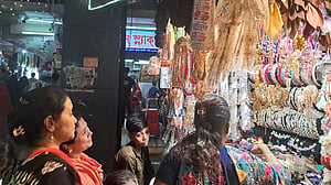 চাঁদ রাতে জমেনি ঢাকার ঈদ বাজার