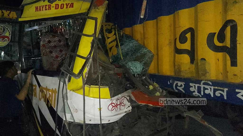 কুমিল্লায় কভার্ডভ্যানে বাসের ধাক্কা, নারীর মৃত্যু