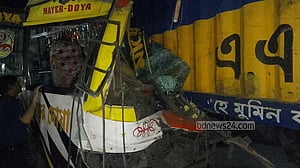 কুমিল্লায় কভার্ডভ্যানে বাসের ধাক্কা, নারীর মৃত্যু