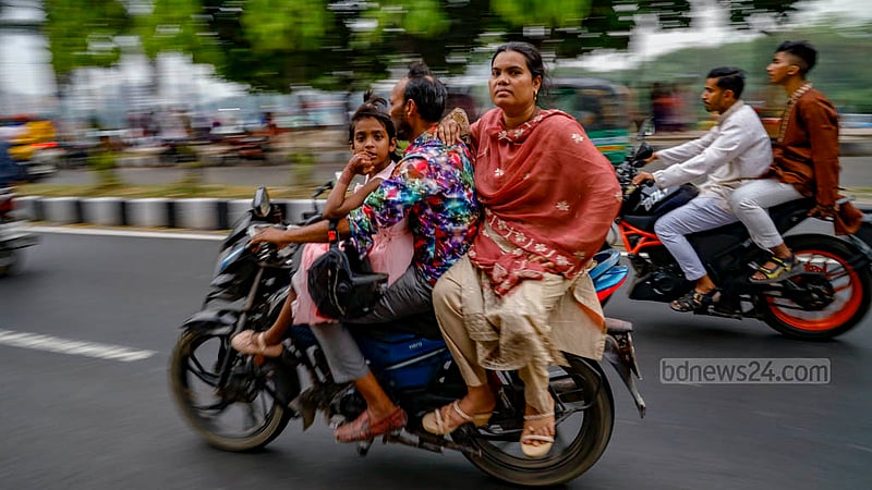 হাতিরঝিলে ঈদের দিন ট্রাফিক পুলিশের তৎপরতা না থাকায় হেলমেট ছাড়াই বাইক নিয়ে আসেন অনেকে।