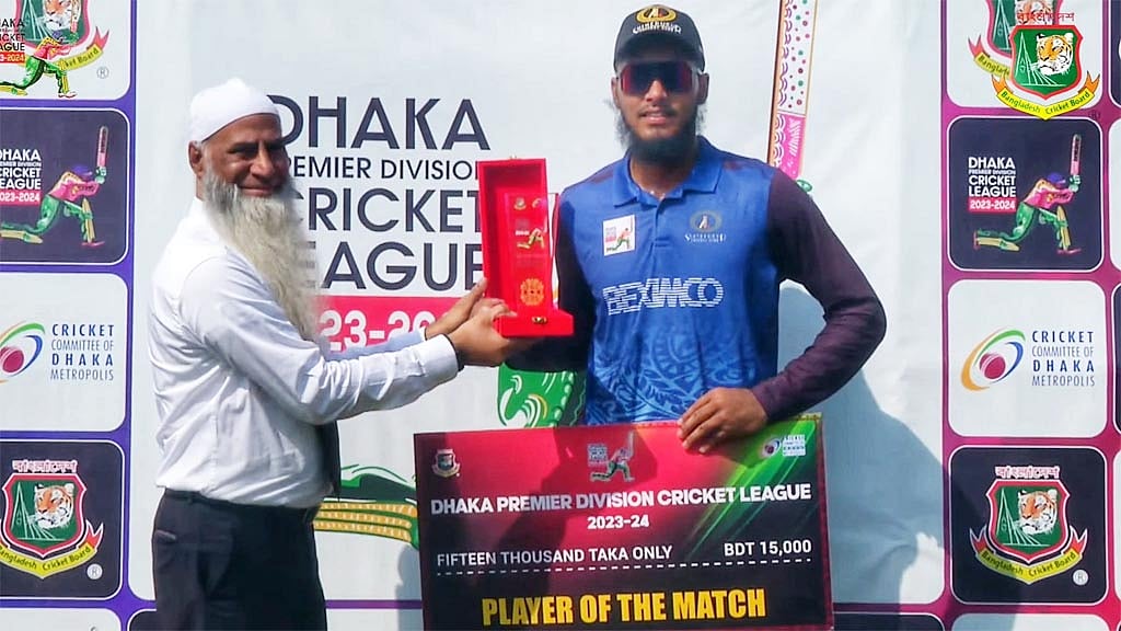৪ ছক্কার ক্যামিওর পর রিশাদের ৪ উইকেট