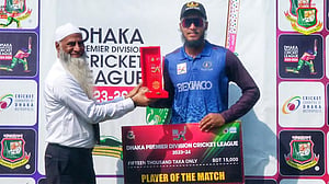 ৪ ছক্কার ক্যামিওর পর রিশাদের ৪ উইকেট