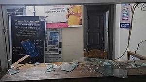 রুমায় ব্যাংকে হামলা, টাকা লুট, ম্যানেজারকে ‘অপহরণ’