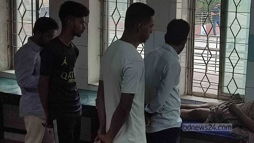 মানিকগঞ্জে কভার্ডভ্যান চাপায় ২ সবজি বিক্রেতা নিহত