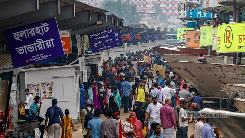 ঢাকার সদরঘাট লঞ্চ টার্মিনালে বুধবার বেলা বাড়ার সঙ্গে সঙ্গে যাত্রীর চাপ বাড়ে। পদ্মা সেতু চালু হওয়ায় আগের মতো লঞ্চে ভিড়ভাট্টা না থাকলেও ঈদের আগ মুহূর্তে নৌপথেও চাপ দেখা গেছে।