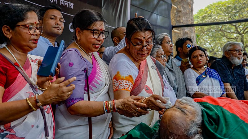 কেন্দ্রীয় শহীদ মিনারে&amp;nbsp;&amp;nbsp; শিব নারায়ণ দাশের মরদেহর শেষ বারের মত দেখে নিচ্ছেন তার পরিবার ।
