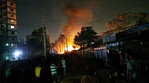 চট্টগ্রামে বস্তির আগুনে পুড়ল ৪০ ঘর 