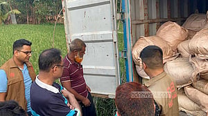 নোয়াখালীতে ৫ টন কফি জব্দ, কভার্ড ভ্যানের চালক-সহকারী আটক
