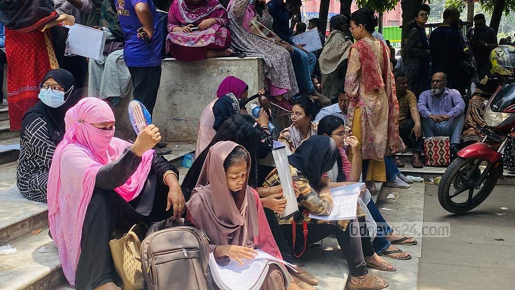 গুচ্ছভুক্ত ২৪ বিশ্ববিদ্যালয়ের ভর্তি পরীক্ষা শুরু, গরম-যানজটে ভোগান্তি