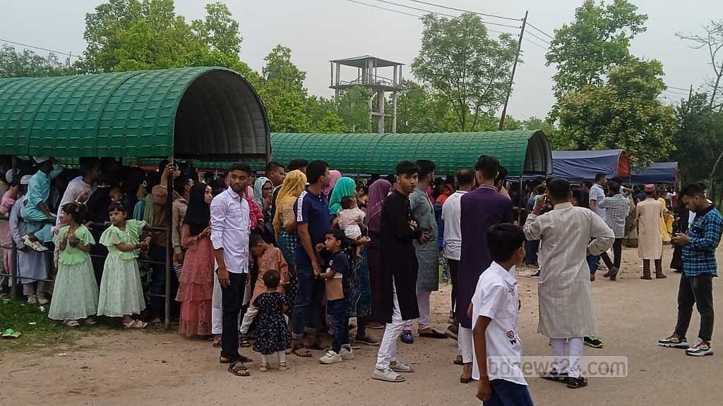 গাজীপুরে সাফারি পার্কে দর্শনার্থীদের উপচেপড়া ভিড়