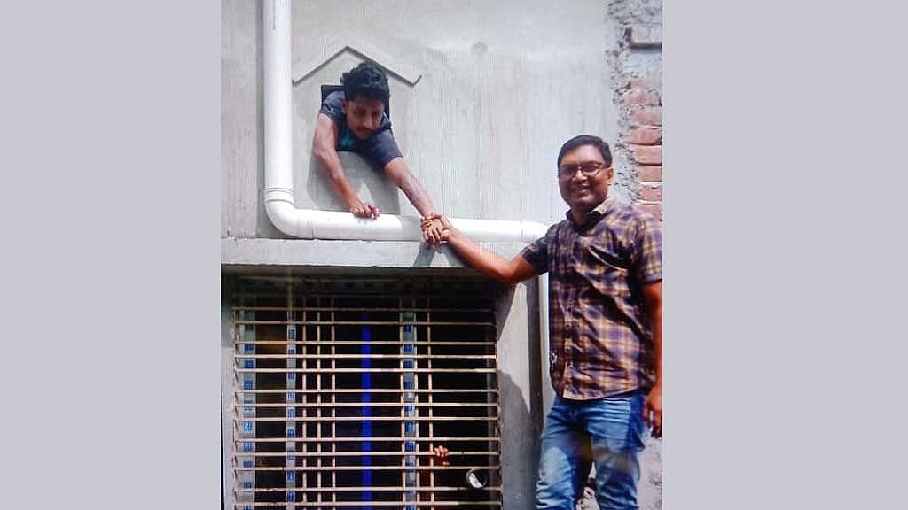 ভেন্টিলেটর দিয়ে পালানোর সময় ধরা পুলিশের হাতে