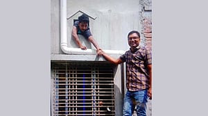 ভেন্টিলেটর দিয়ে পালানোর সময় ধরা পুলিশের হাতে