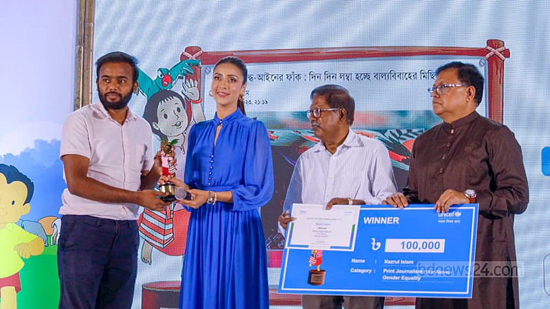 ঢাকার সোনারগাঁও হোটেলে সোমবার অষ্টাদশ মীনা অ্যাওয়ার্ডস অনুষ্ঠানে বিজয়ীদের হাতে পুরস্কার তুলে দেন ইউনিসেফের ন্যাশনাল অ্যাম্বাসেডর বিদ্যা সিনহা সাহা মীম।