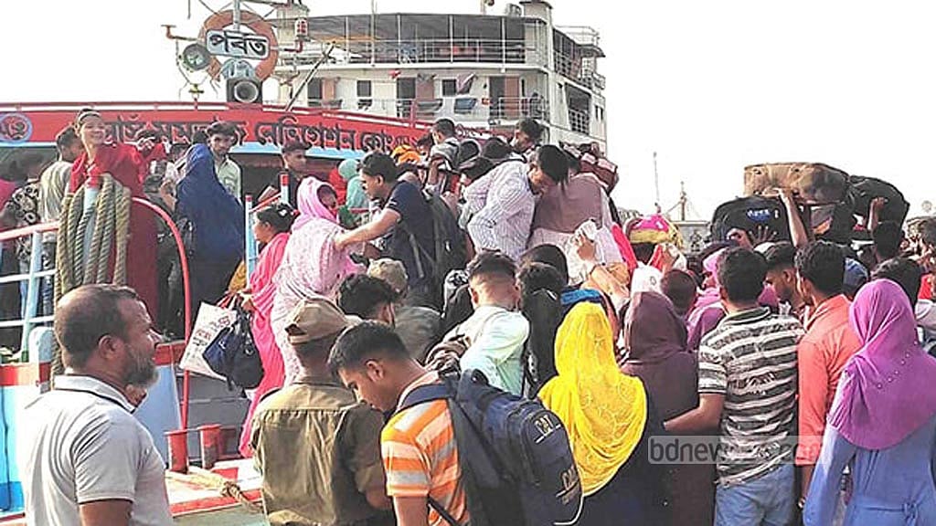 পাটুরিয়া ঘাটে ঘরমুখো যাত্রীদের ভিড়, চাপ বেশি লঞ্চে