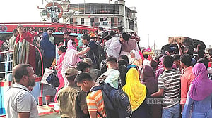 পাটুরিয়া ঘাটে ঘরমুখো যাত্রীদের ভিড়, চাপ বেশি লঞ্চে