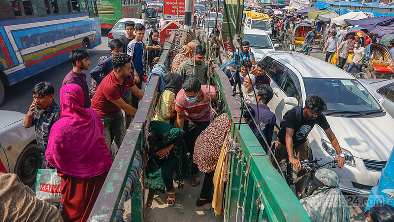 ঝুঁকিপূর্ণ রাস্তা পারাপারের জন্য প্রায়ই দুর্ঘটনা ঘটলেও পথচারীরা তা মানছে না, ঝুঁকি নিয়ে রাস্তা পার হচ্ছেন অনেকেই।