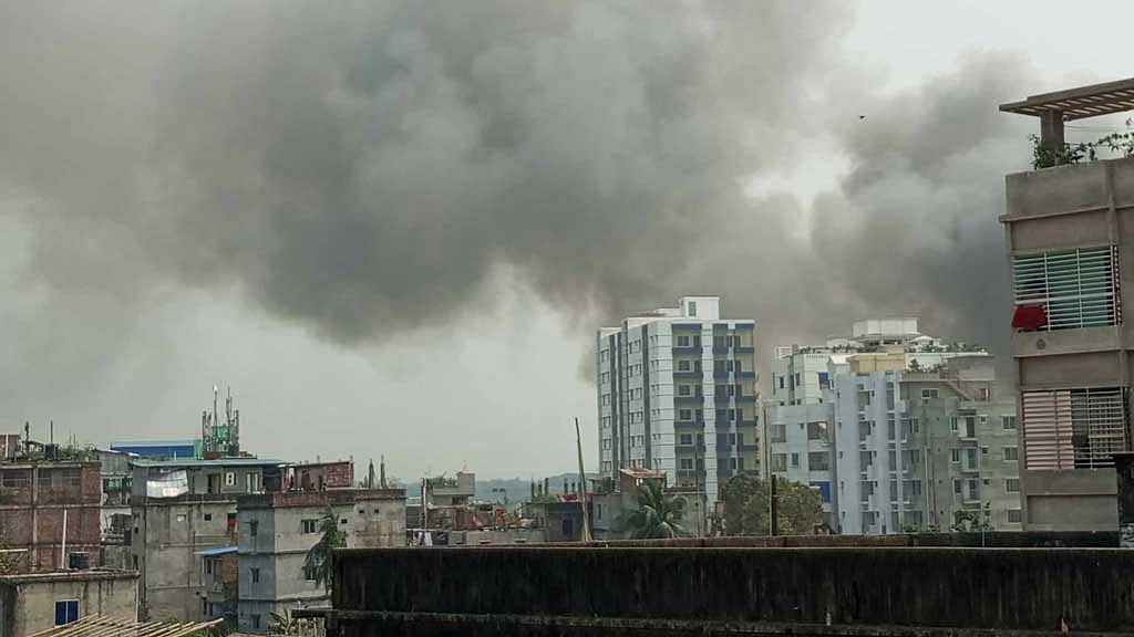 চট্টগ্রামে আগুনে পুড়ল বস্তির ২০০ ঘর