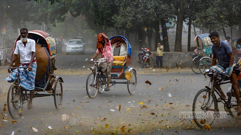 ঢাকায় মঙ্গলবার সকাল থেকেই তীব্র গরম অনুভূত হচ্ছিল। দুপুর গড়ানোর সঙ্গে সঙ্গে আকাশ কালো হয়ে শুরু হয় দমকা হওয়া, খানিক বাদেই ঝরে প্রতীক্ষিত বৃষ্টি।