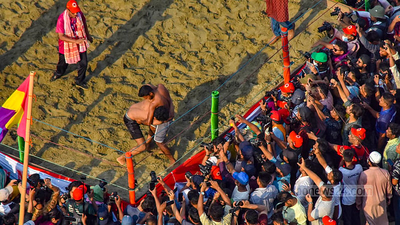 চট্টগ্রামের লালদীঘি মাঠে বৃহস্পতিবার ঐতিহ্যবাহী জব্বারের বলী খেলায় লড়ছেন দুই প্রতিযোগী।