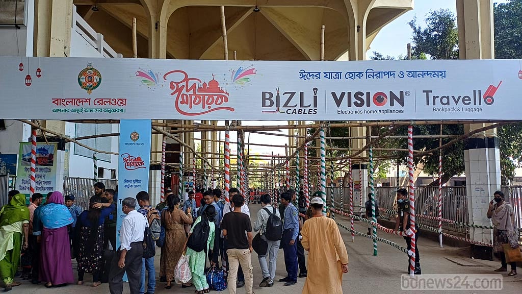 ট্রেনে ঈদযাত্রা শুরু, প্ল্যাটফর্মে প্রবেশে তিন স্তরের নিরাপত্তা