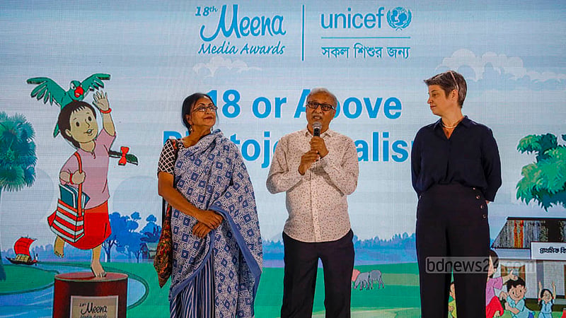 ঢাকার সোনারগাঁও হোটেলে সোমবার মীনা অ্যাওয়ার্ডস অনুষ্ঠানে বক্তব্য দেন আলোকচিত্রী নাসির আলী মামুন।