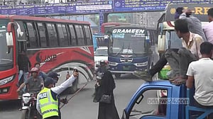 কারখানা ছুটির চাপ সড়কে, ‘ভাড়া দুই-তিন গুণ বেশি’