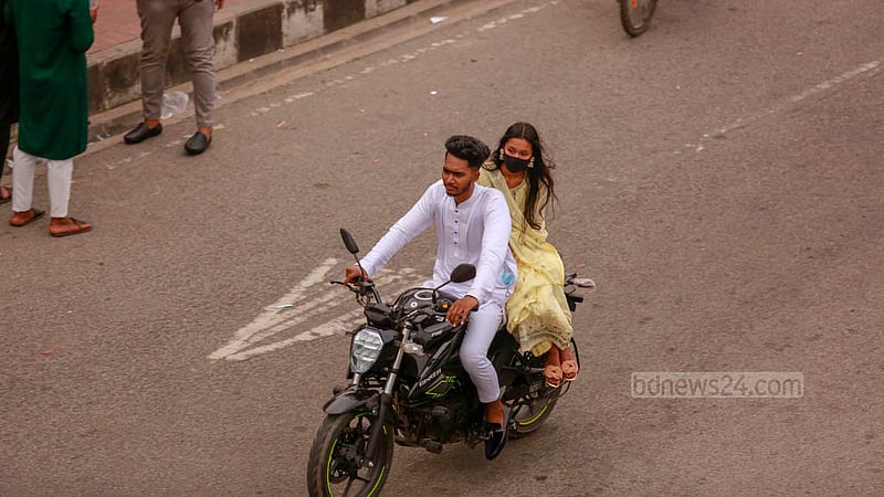 হাতিরঝিলে ঈদের দিন ট্রাফিক পুলিশের তৎপরতা না থাকায় হেলমেট ছাড়াই বাইক নিয়ে আসেন অনেকে।