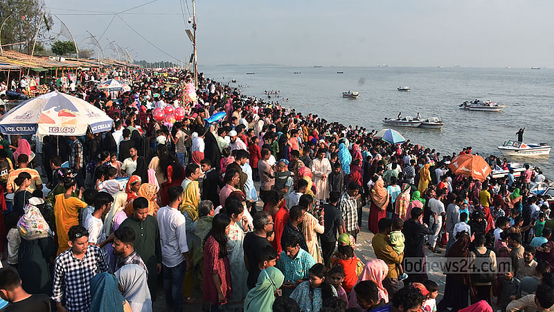ঈদের দ্বিতীয় দিন বিকালে চট্টগ্রামের পতেঙ্গা সমুদ্র সৈকতে ছিল বেড়াতে আসাদের উপচে পড়া ভিড়।
