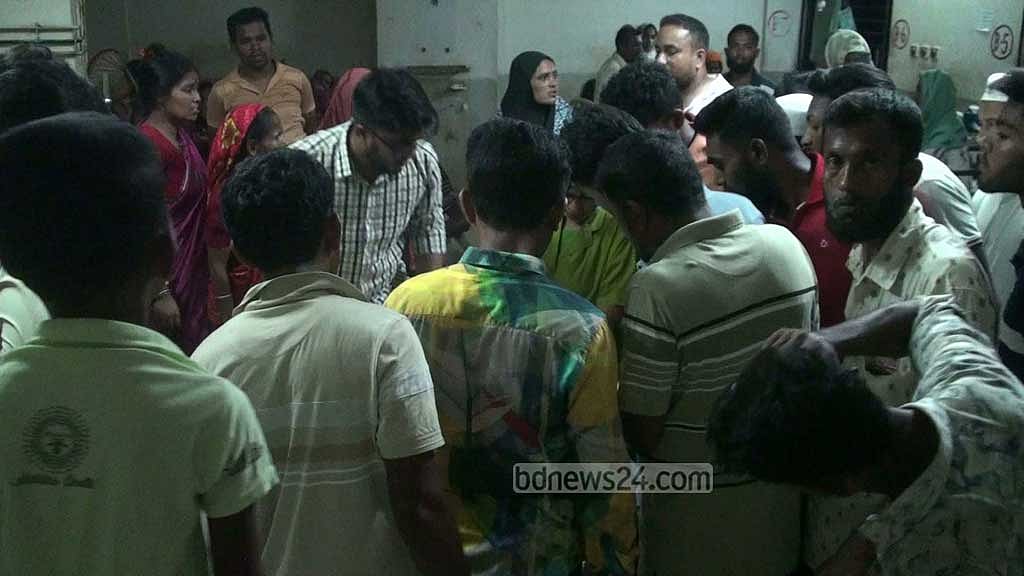 গোপালগঞ্জে বাড়ির সামনে বোমা হামলায় বাবা ও ছেলে আহত