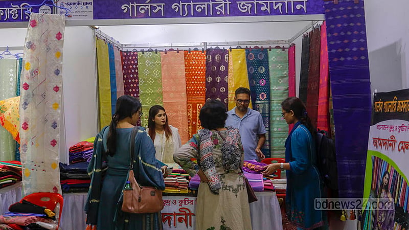 বাংলাদেশ ক্ষুদ্র ও কুটির শিল্প করপোরেশন (বিসিক) এবং বাংলাদেশ জাতীয় জাদুঘরের যৌথ উদ্যোগে এ মেলার আয়োজন করা হয়েছে। জাতীয় জাদুঘরের নলিনীকান্ত ভট্টশালী আর্ট গ্যালারিতে রোবাবর শুরু হওয়া এই মেলার শেষ হয় বুধবার।