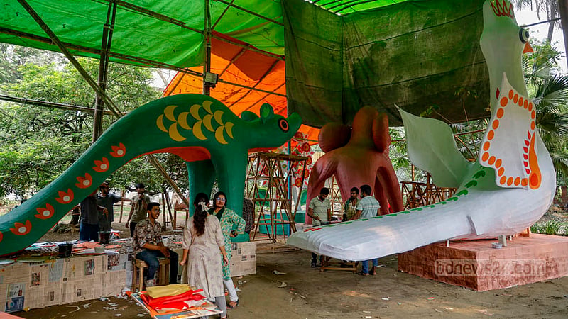 মঙ্গল শোভাযাত্রার জন্য বিভিন্ন কাঠামো নির্মাণ করা হচ্ছে। এসবের মধ্যে বড় কাঠামো হবে টেপা পুতুল, হাতি, গন্ধগোকুল ও চাকার।