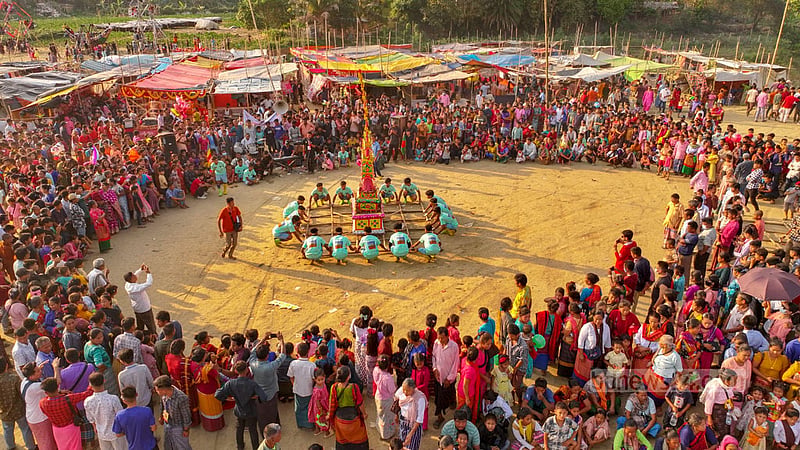 দূর-দূরান্ত থেকে হাজার হাজার বৌদ্ধ ধর্মাবলম্বীরাও আসেন এ অন্ত্যেষ্টিক্রিয়া অনুষ্ঠানে অংশ নিতে।