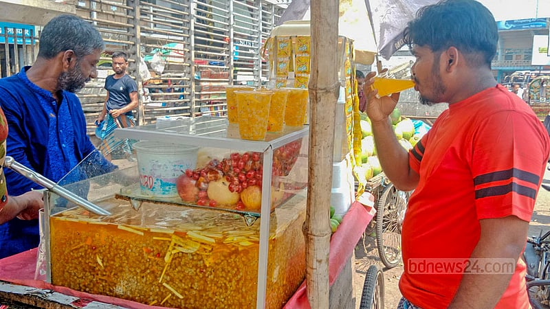 বৈশাখের তপ্ত দুপুরে সোমবার ঢাকার গুলিস্তান এলাকায় ফলের রস পান করছেন এক ব্যক্তি।